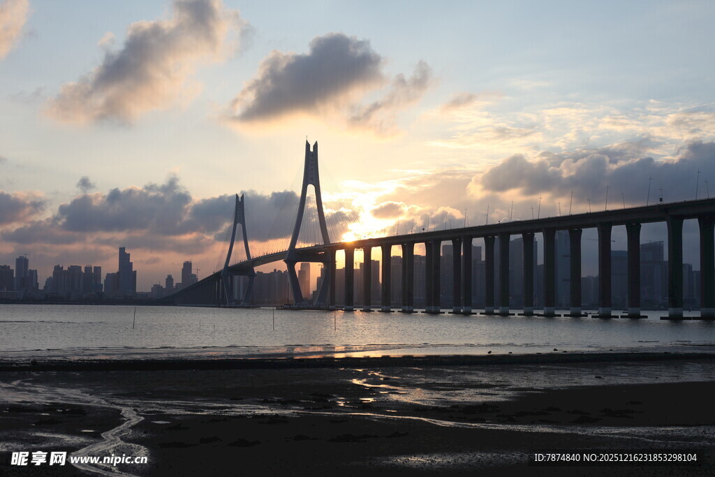夕阳下的跨海大桥美景