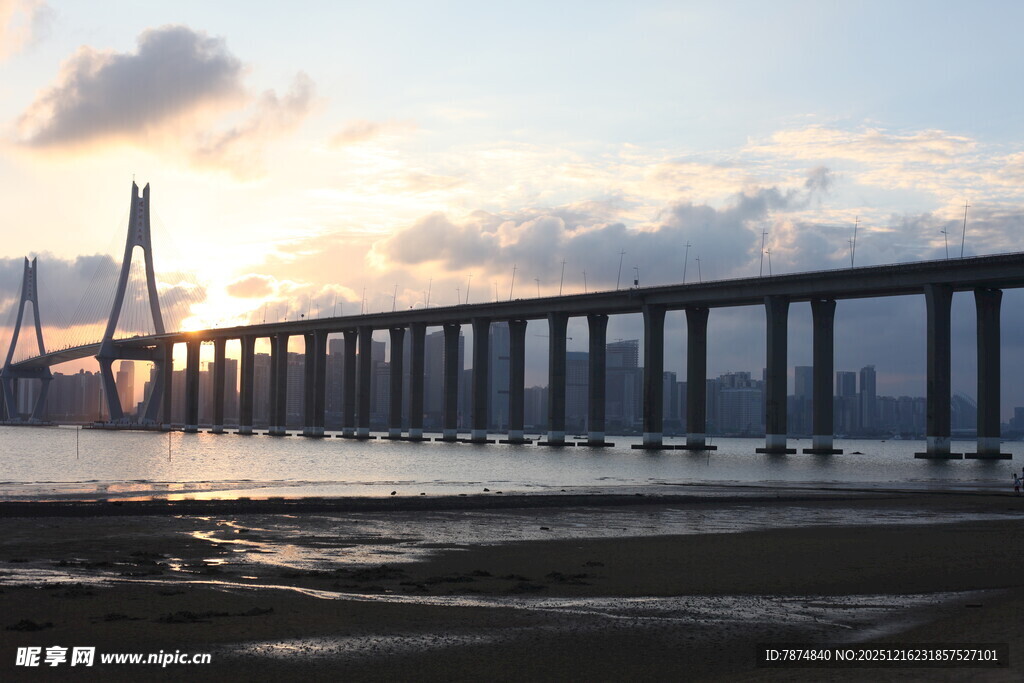 夕阳下的跨海大桥美景