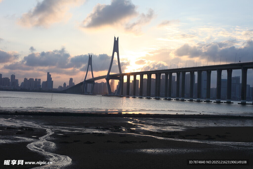 夕阳下的跨海大桥美景
