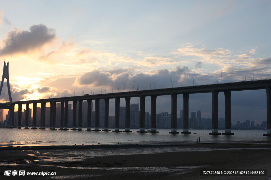 夕阳下的跨海大桥美景