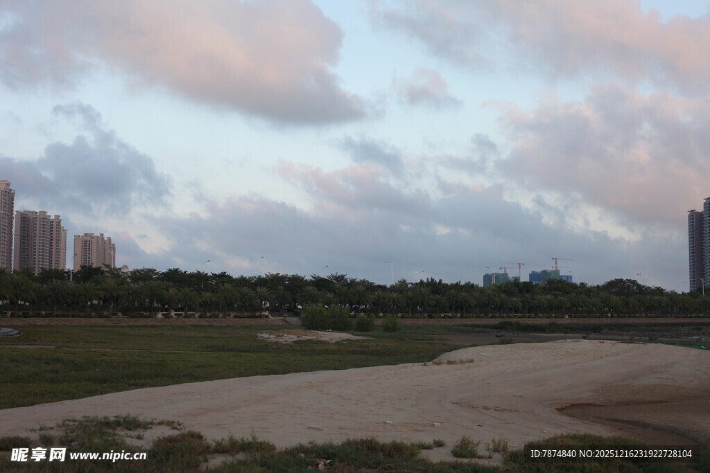 城市边缘的黄昏河畔景色