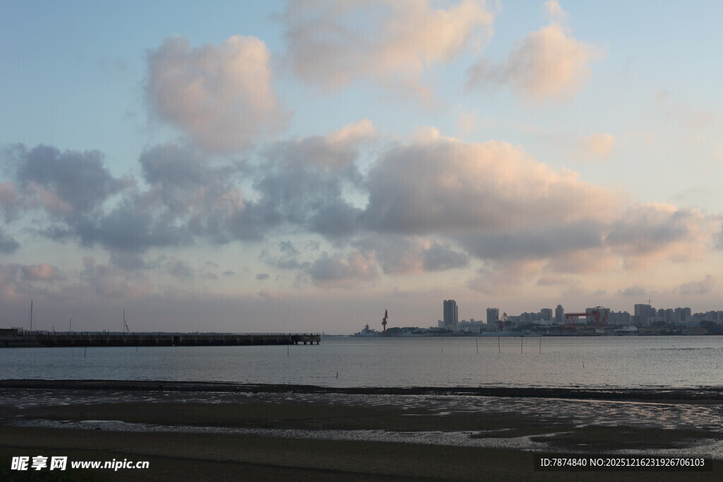 城市天际线与水边云霞