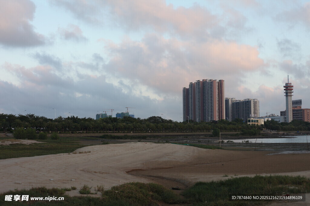 城市黄昏下的开阔景观