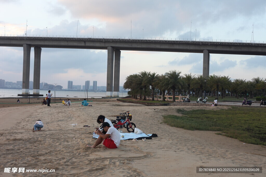 桥下沙滩休闲场景
