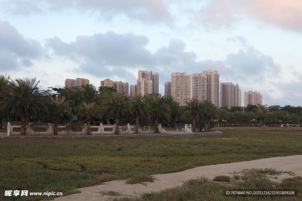 城郊风景高楼与绿地相映