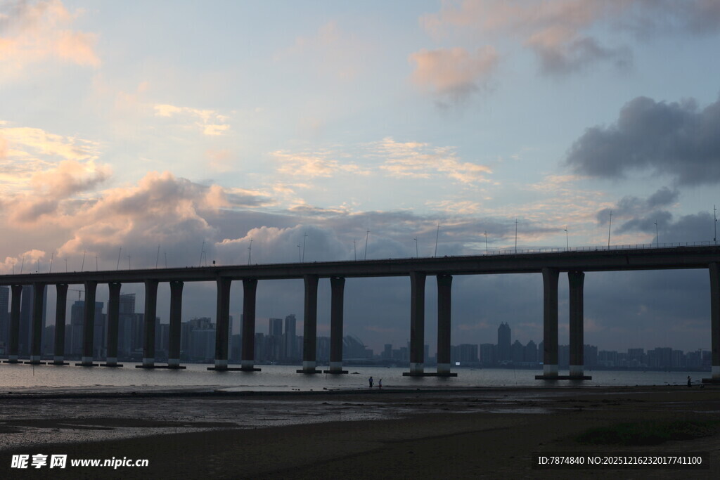 黄昏下的跨海大桥美景