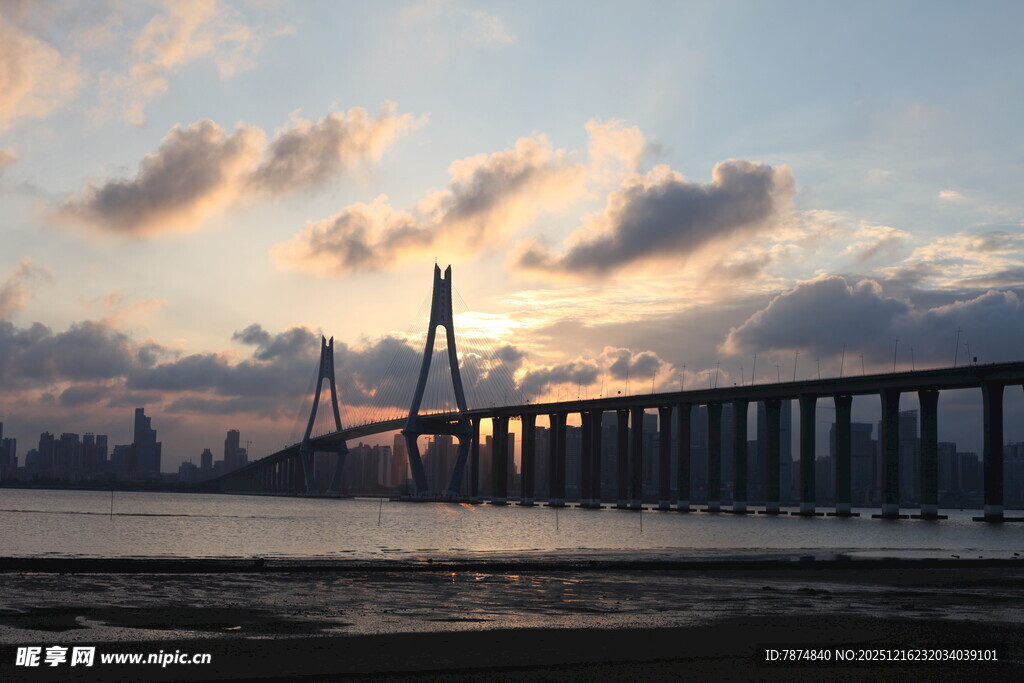 夕阳下的跨海大桥美景