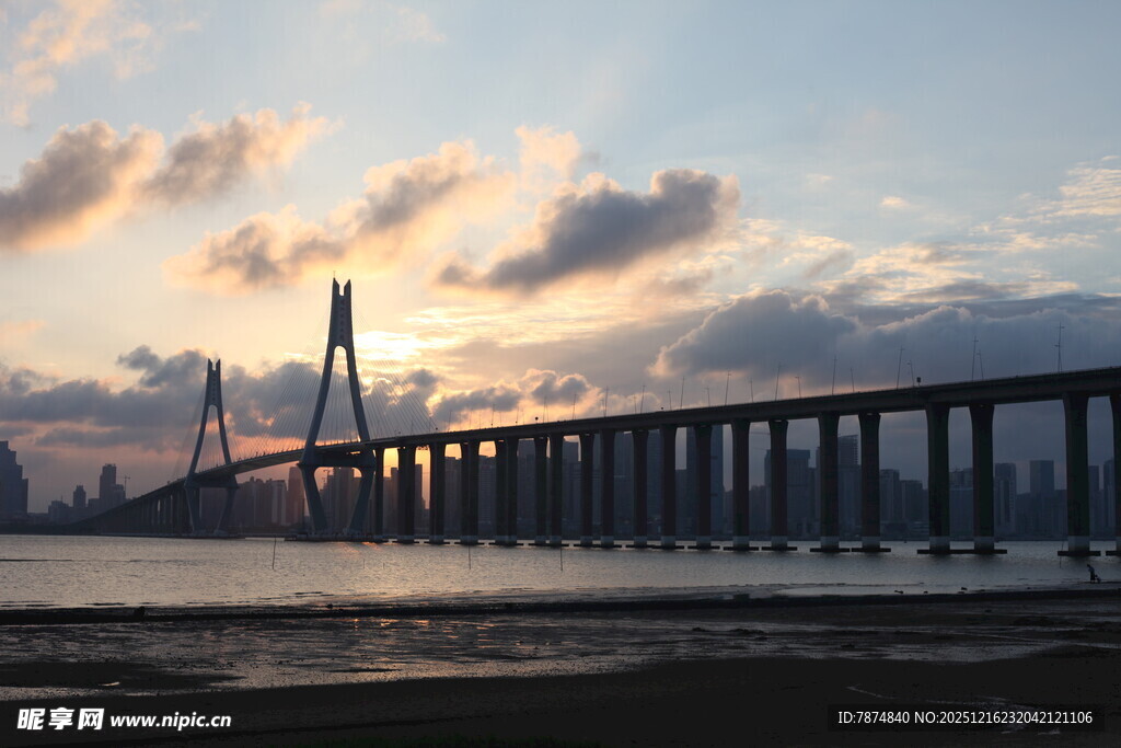 夕阳下的跨海大桥美景