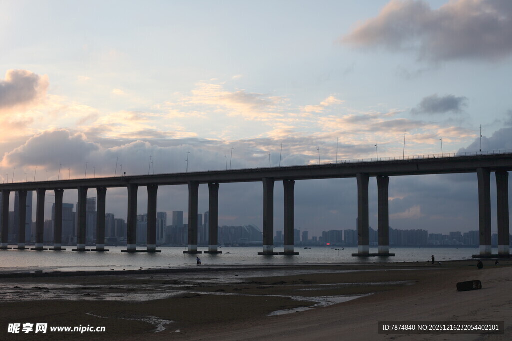 夕阳下的跨海大桥美景