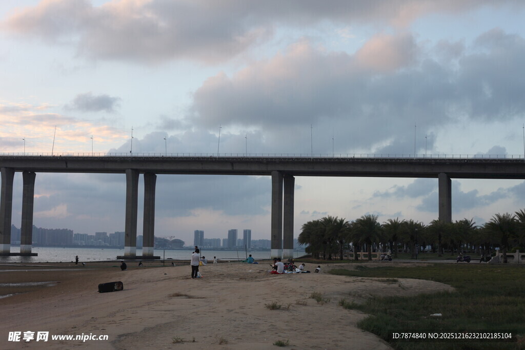 黄昏下的跨海大桥美景