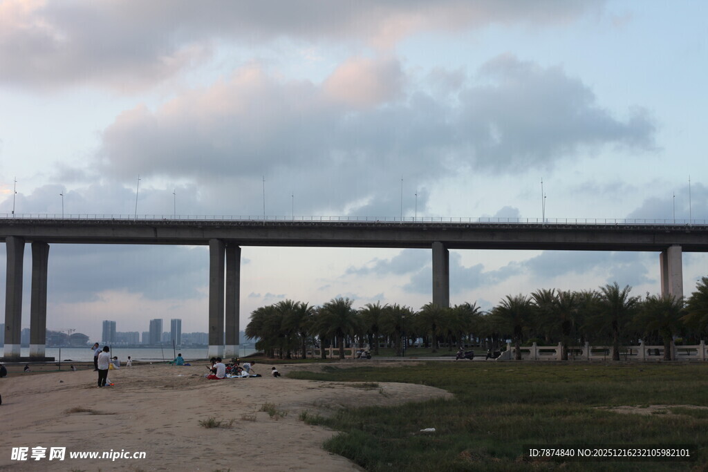 海滨大桥下的黄昏景致