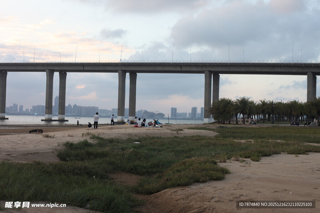 海滨大桥下的自然风光