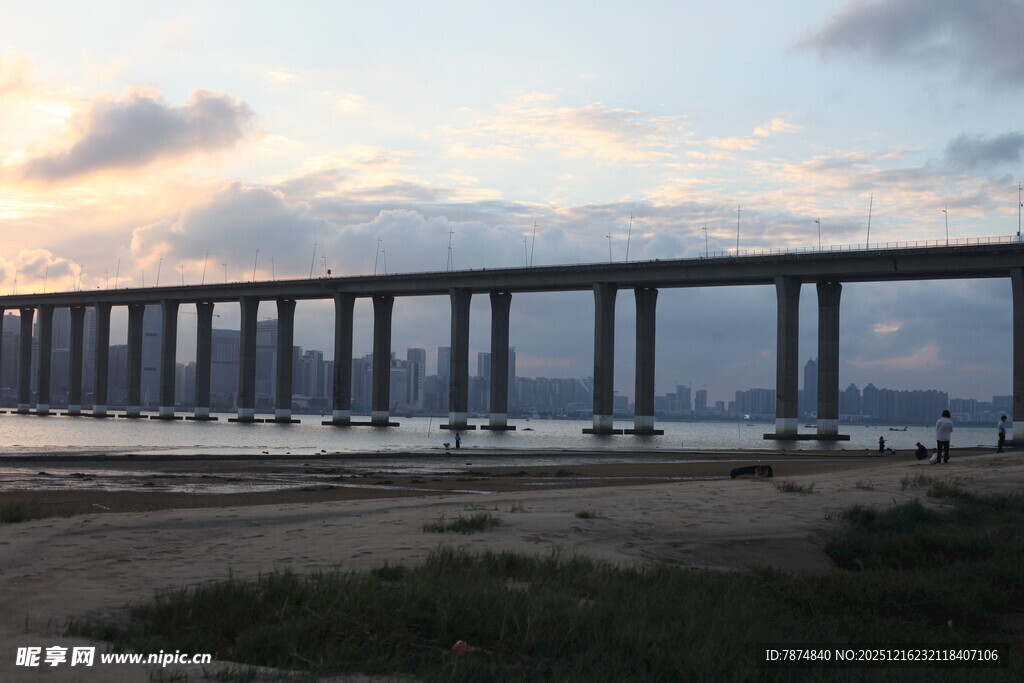黄昏下的跨海大桥美景