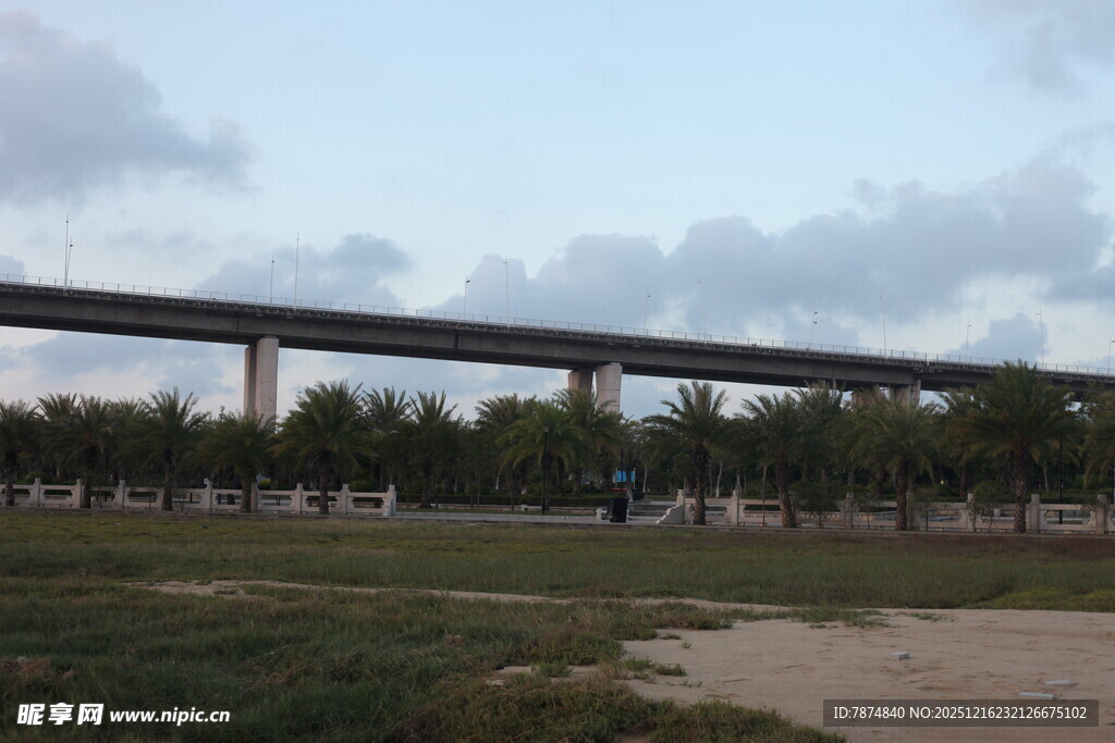 郊外高架桥与开阔草地景观