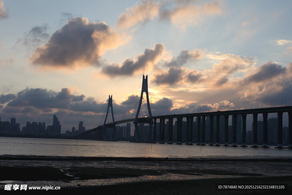 黄昏下的跨海大桥美景