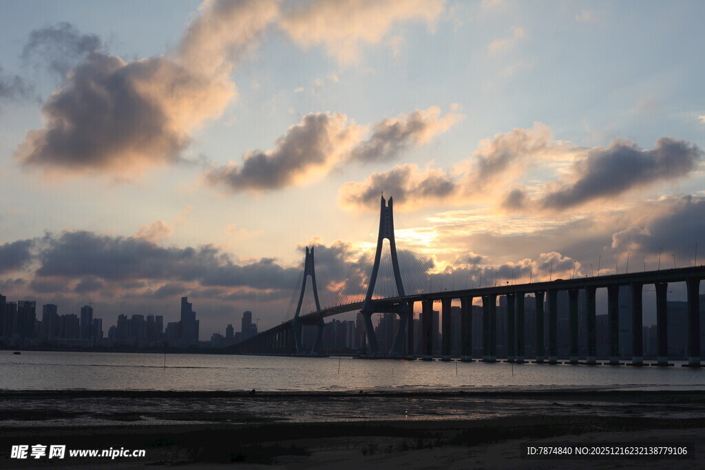 夕阳下的跨海大桥美景
