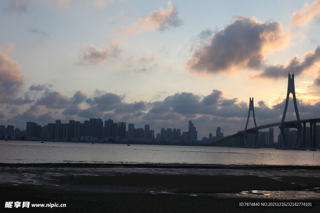 黄昏下的城市桥梁风景
