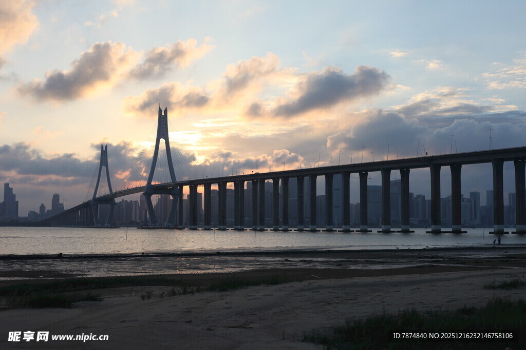 夕阳下的跨海大桥美景