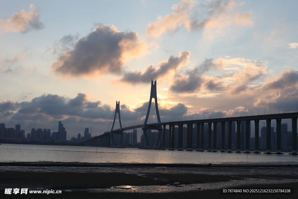 夕阳下的跨海大桥美景