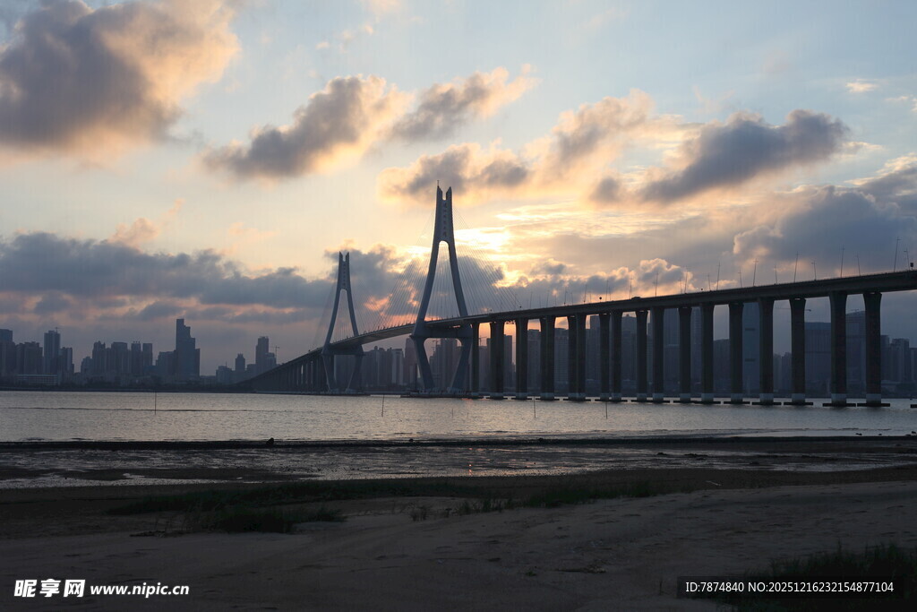 夕阳下的跨海大桥美景