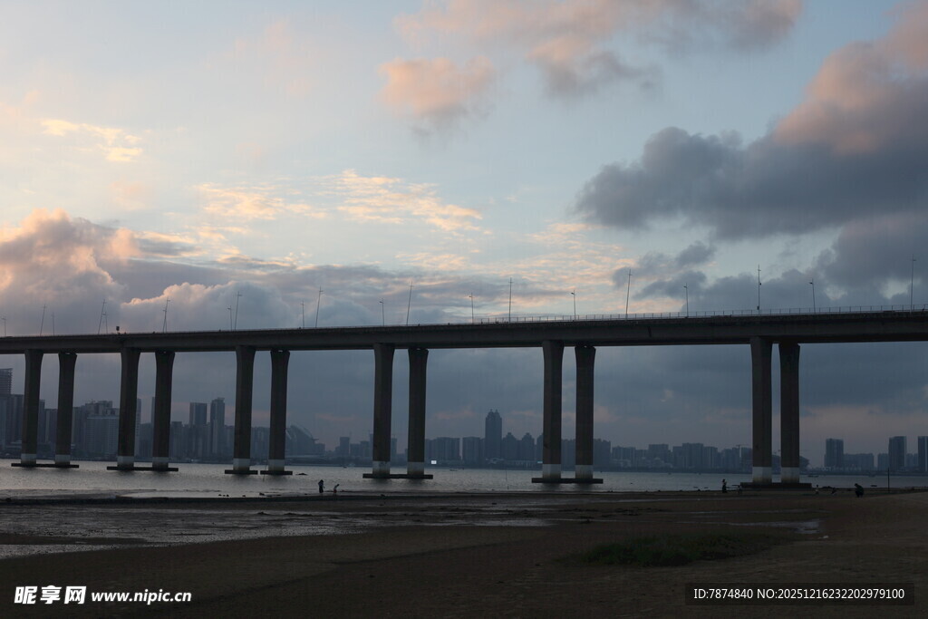 黄昏下的跨海大桥美景