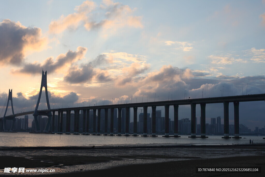 夕阳下的跨海大桥美景