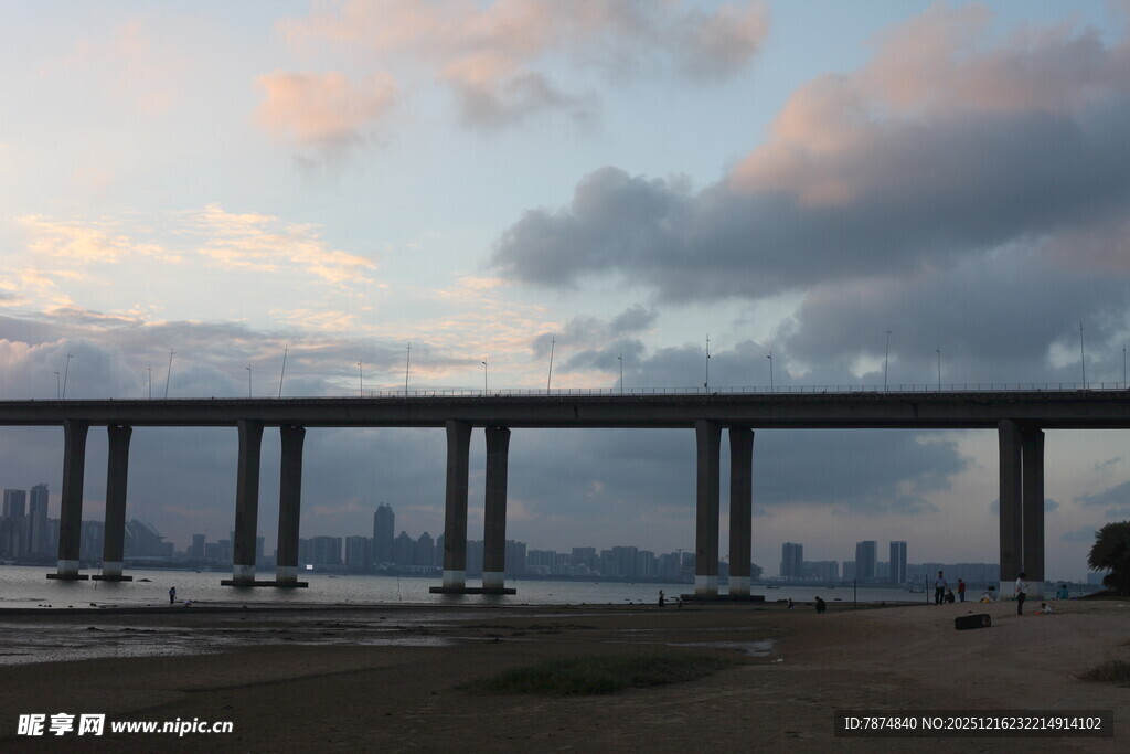 黄昏下的跨海大桥美景