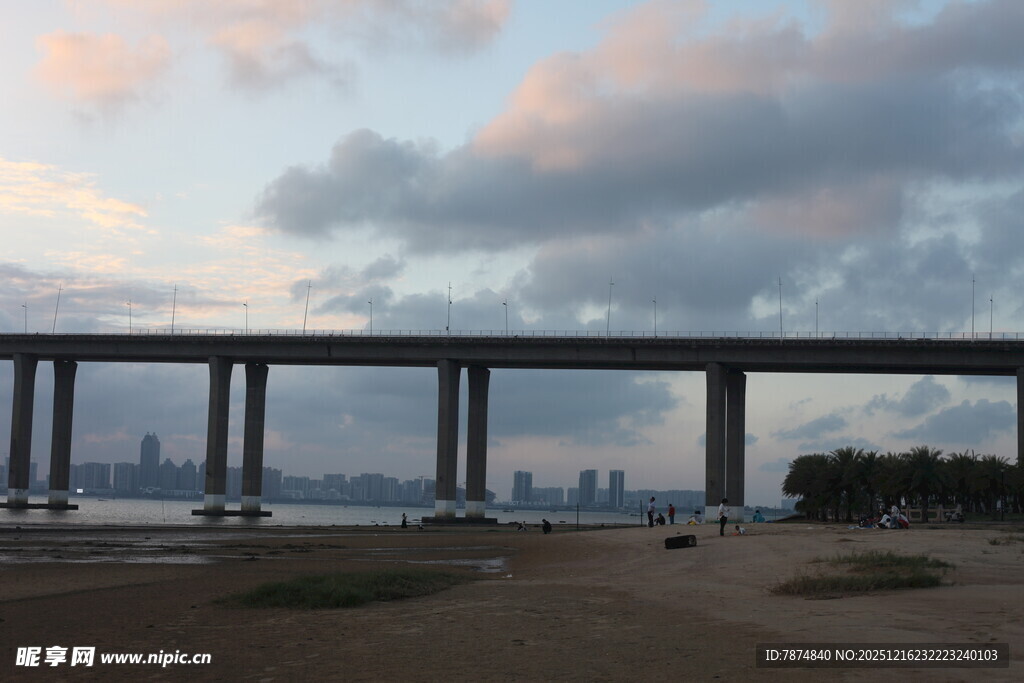 黄昏下的跨海大桥美景