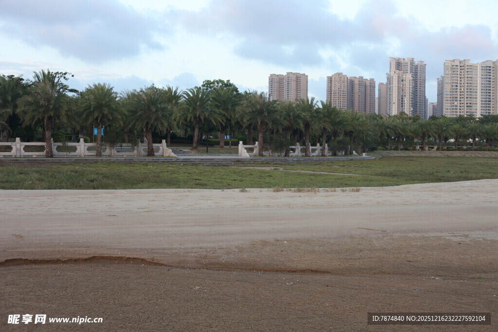 城市边的开阔绿地景观