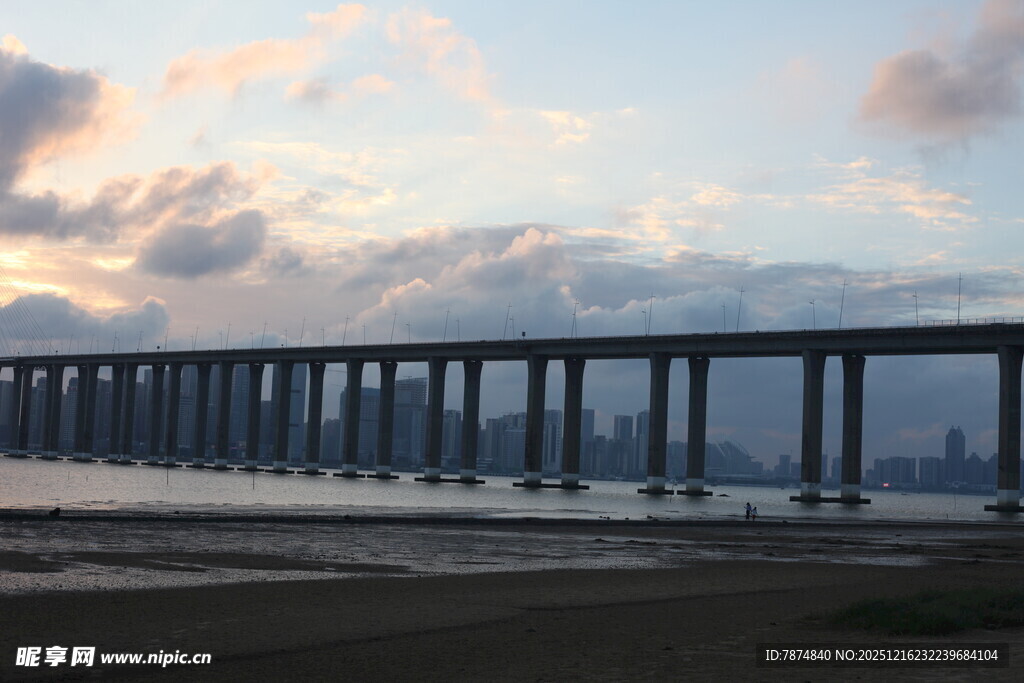 海上长桥与绚丽天空景色