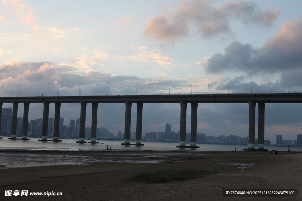 海上大桥横跨天际