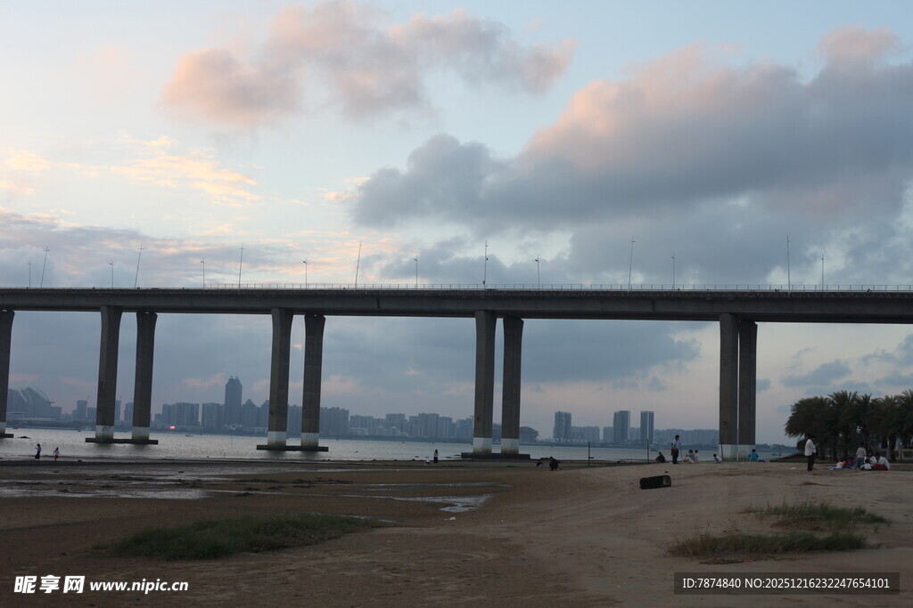 黄昏下的跨海大桥美景