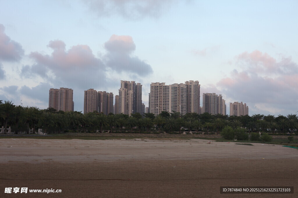 城市天际线与开阔地面景观