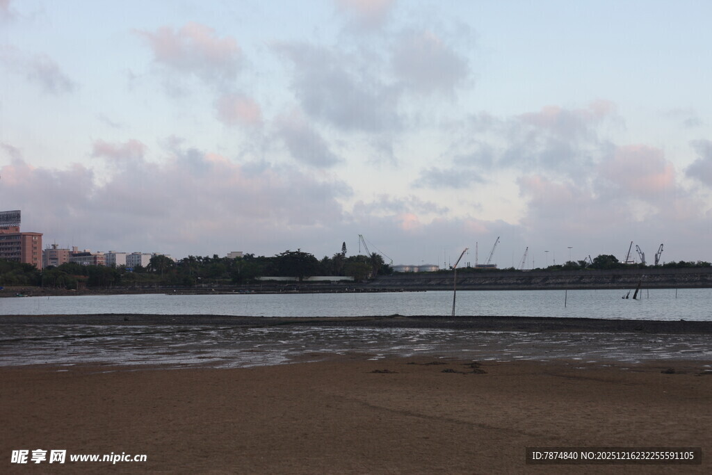 黄昏下的湖畔景色