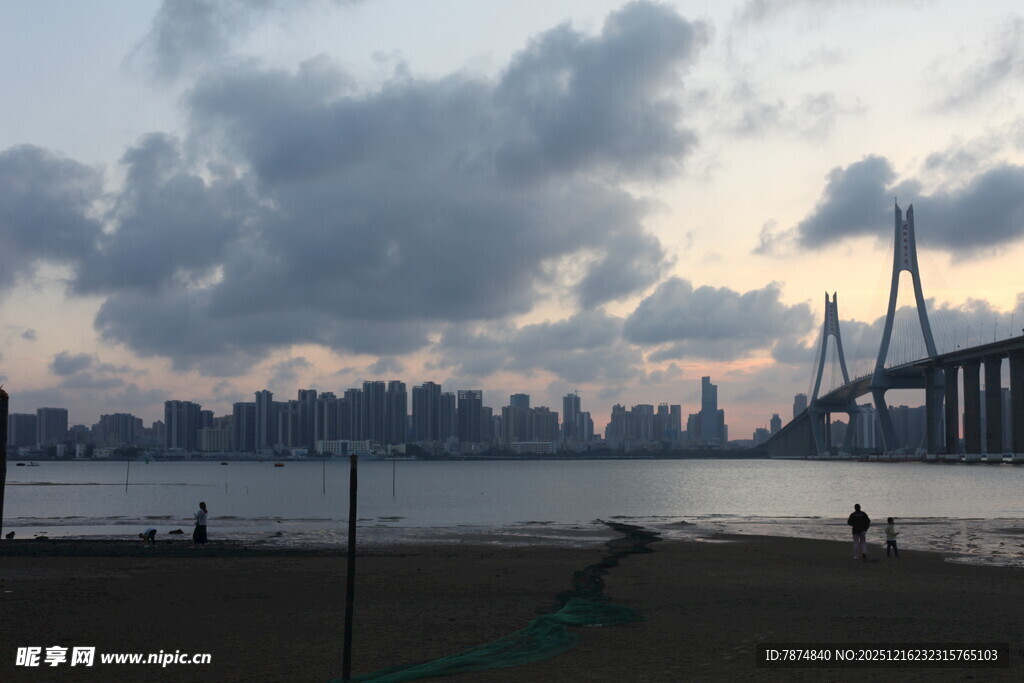 江边城市黄昏美景