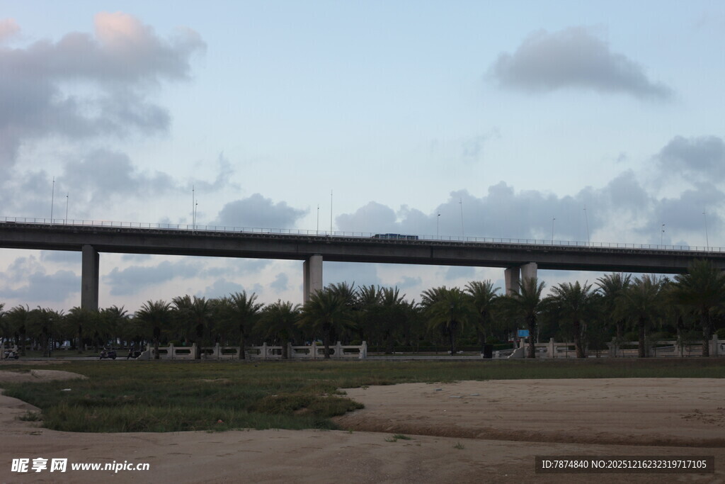 黄昏下的高架桥景观