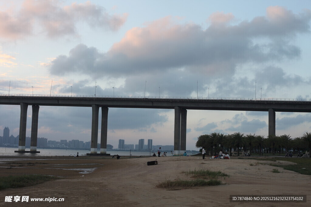 海上高架桥与城市天际线