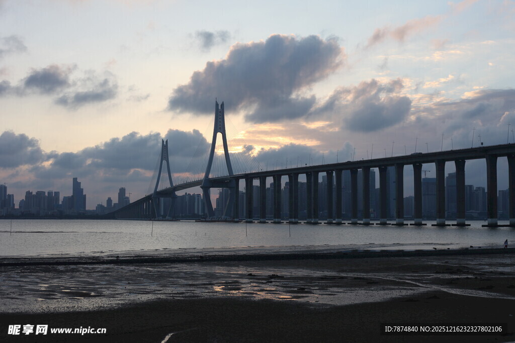 黄昏下的跨海大桥美景