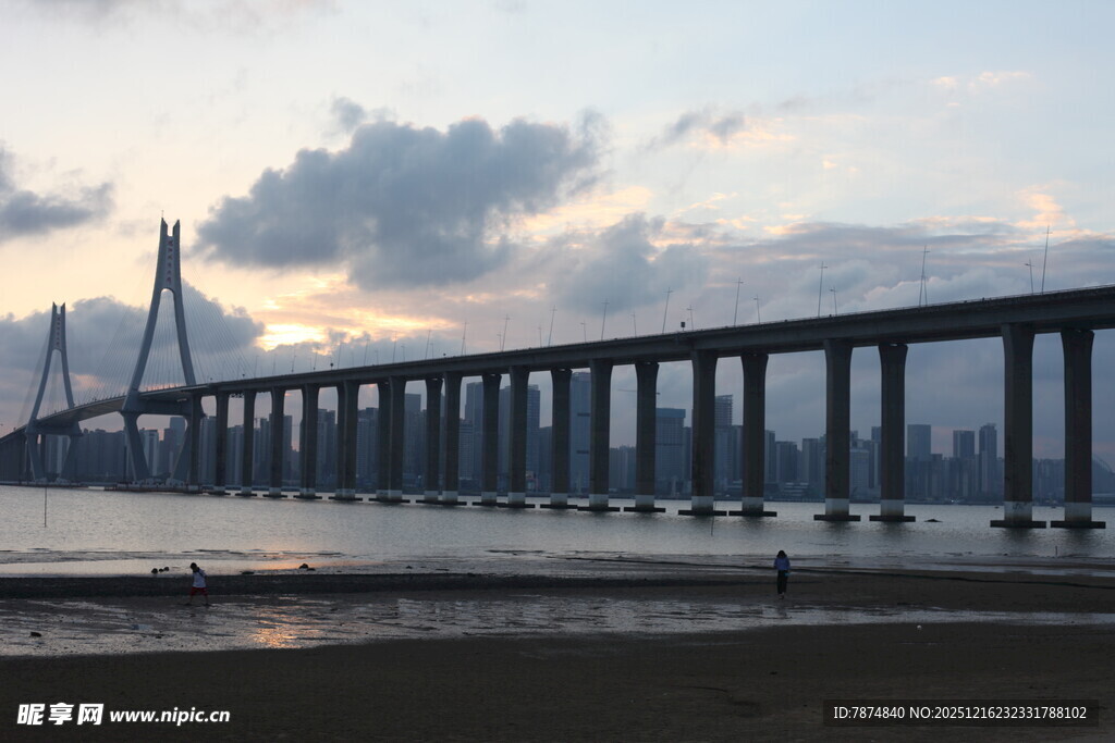 夕阳下的跨海大桥美景