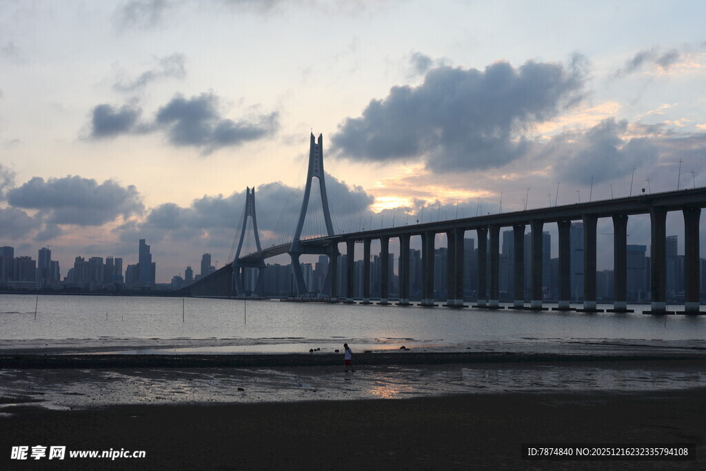 黄昏下的跨海大桥美景