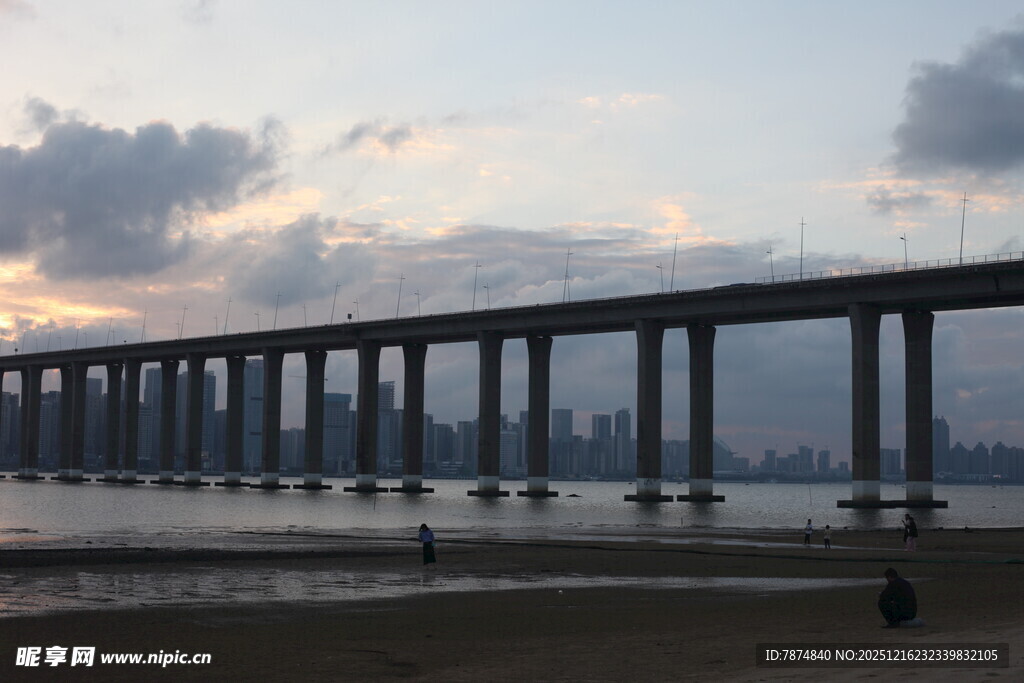 黄昏下的跨海大桥美景
