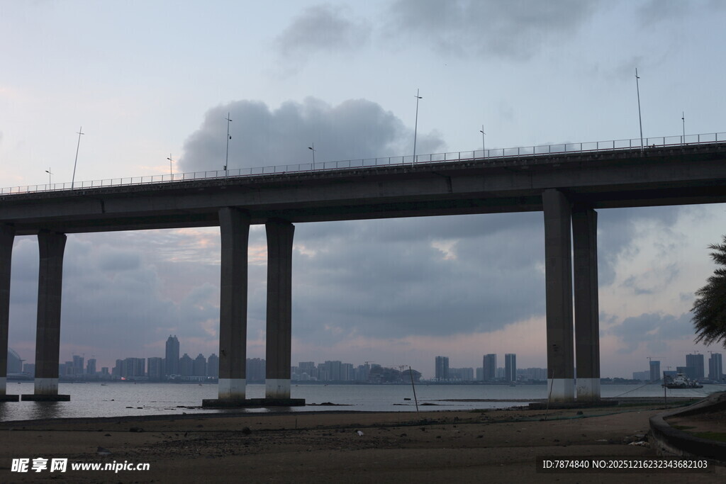 黄昏下的城市桥梁景观