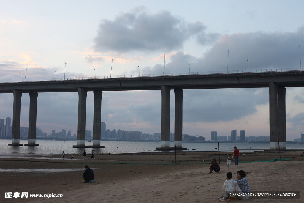 黄昏下的跨海大桥与游人