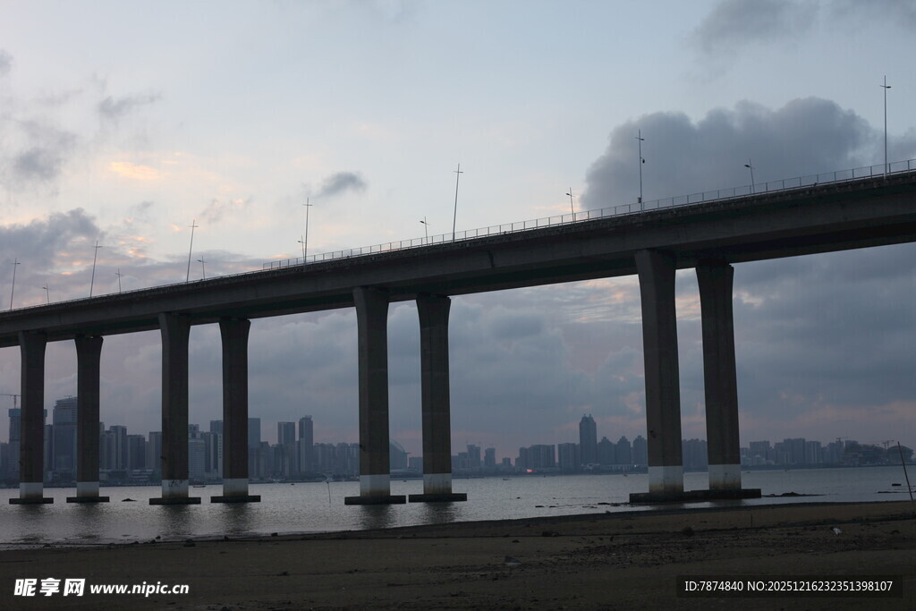 黄昏下的跨海大桥风光