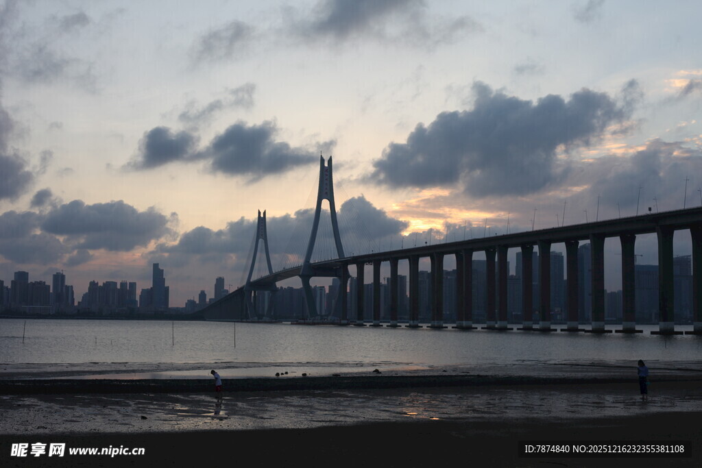 黄昏下的跨海大桥美景