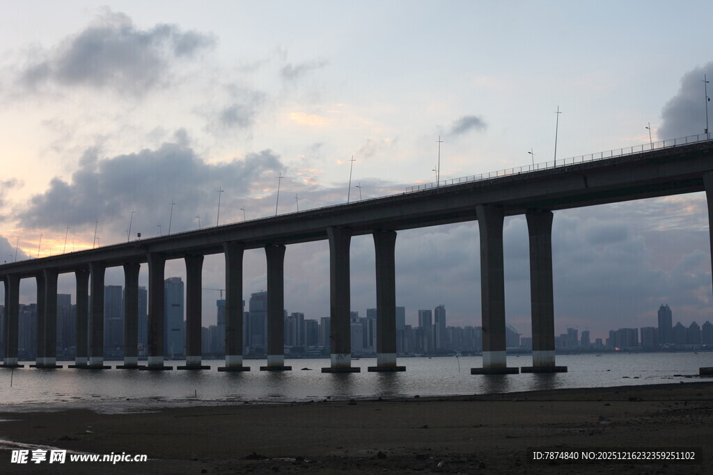 黄昏下的跨海大桥