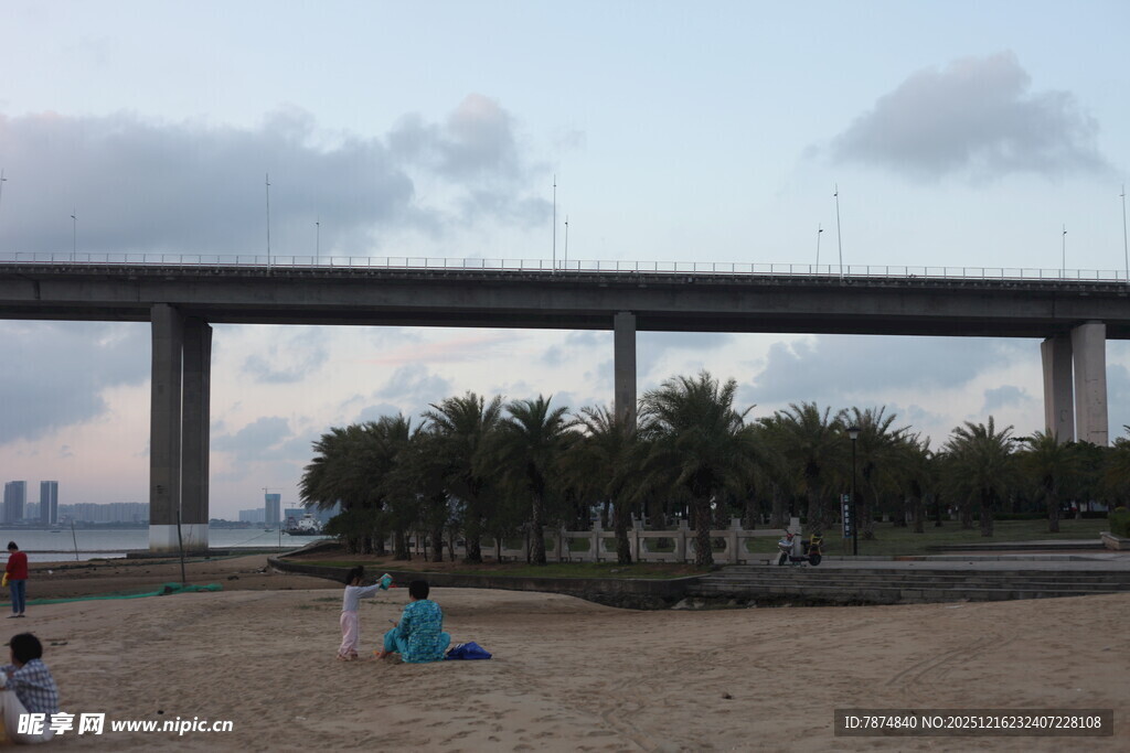 海滨大桥下的休闲场景