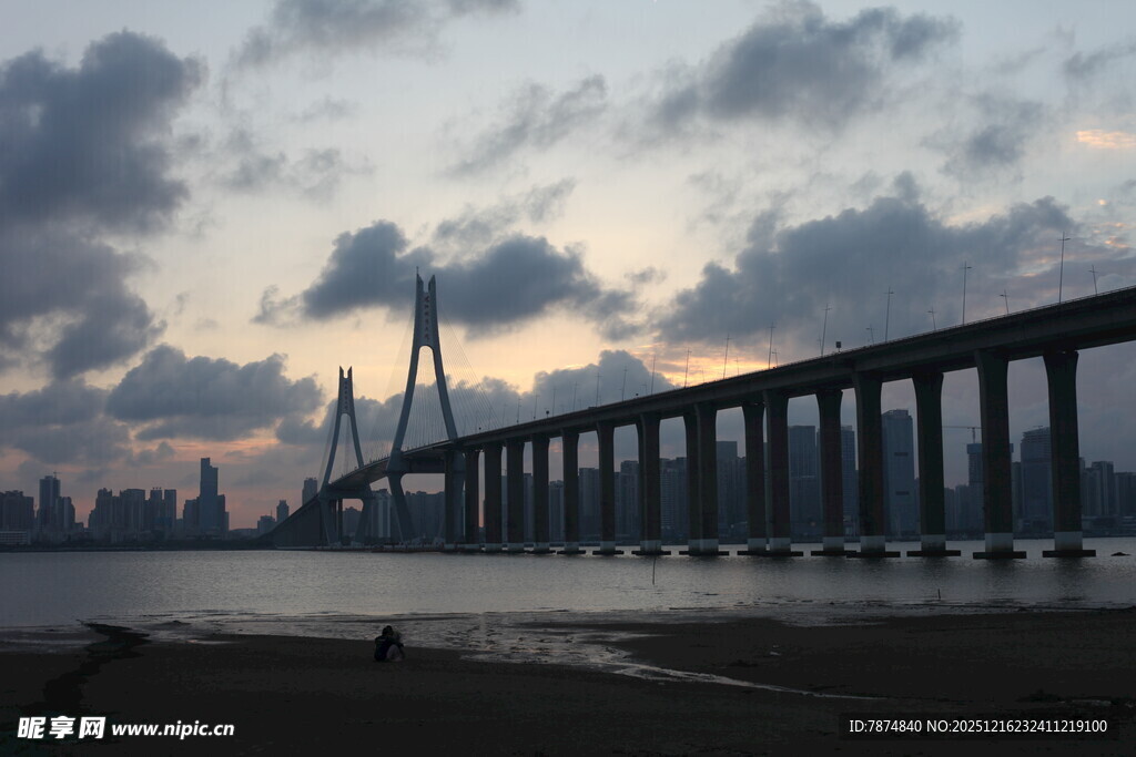 黄昏下的宏伟跨海大桥