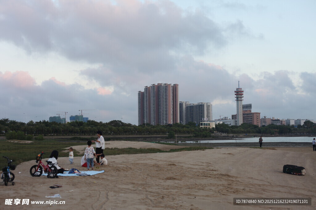 城市沙滩上的休闲时光