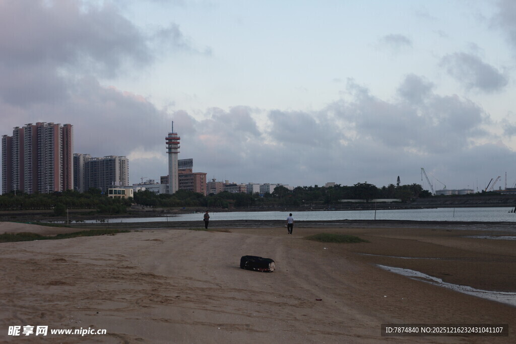 城市河畔的开阔沙滩景致